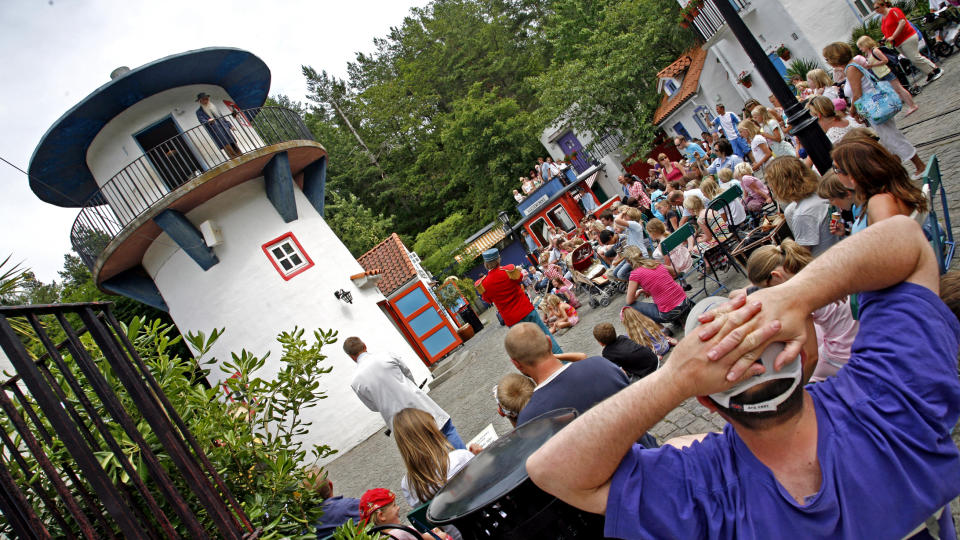 H�YDEPUNKT: B�de store og sm� bes�kende stter pris p� � bes�ke Kardemommeby. Politimester Bastian og Tobias i t�rnet er p� plass, hver sommer. Alle foto: Eivind Pedersen