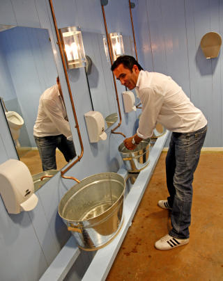 MINUS: Det manglet vann i h�ndvasken da Bj�rn Alv�r bes�kte Kutoppen.