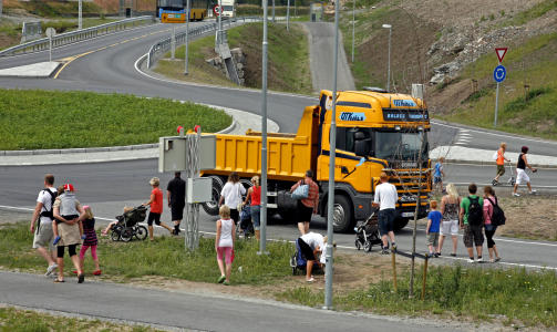 UVERDIG: Slik ser det ut n�r unger og sm�barnsforeldre i hopetall tar snarveien til Dyreparken og tar sjansen p� � snirkle seg mellom bilene p� tilf�rselsveien til E-18.