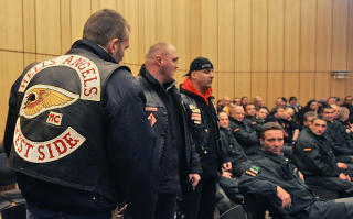 HAR TILBUDT HJELP: Bandidos har if�lge Eirik Jensen tilbudt Hells Angels hjelp i gjengkrigen, men HA avslo det uvanlige tilbudet. Her er de to gjengene motparter i en tysk rett. Foto: AP Photo/Frank Augstein/Scanpix