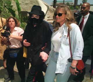 VENNER: En langvarig rettslig kamp om foreldreretten ble til slutt l�st, og her ankommer Rowe og Jackson en oppsetning av showet �Sisterella� i Los Angeles i 1996. Foto: Scanpix
