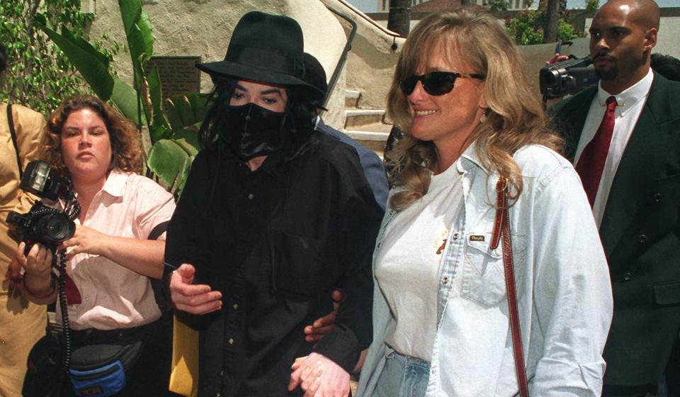 KOMMER IKKE: Debbie Rowe hadde f�rst tenkt � komme til Michael Jacksons minnestund, men ombestemte seg i g�r. Foto: AP Photo/Chris Pizzello-File