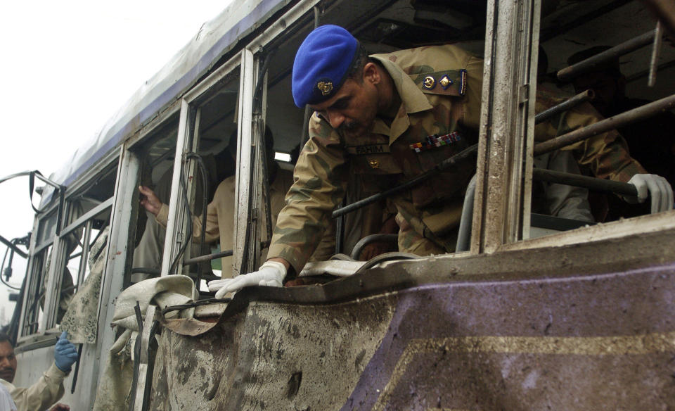 SELVMORDSBOMBE: Politiet unders�ker bussen som ble angrepet av en selvmordsbomber p� motorsykkel. �n ble drept og minst ble 28 skadd i angrepet i Pakistan torsdag. Foto: AFP PHOTO/SAJJAD QAYYUM