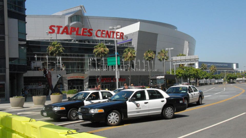 SANNSYNLIG MINNESTED: Flere amerikanske medier melder at det vil bli holdt en minnemarkering for Jackson i Staples Center p� tirsdag klokken 10. Flere politipatruljer er n� p� plass ved arenaen og s�rger for at st�rre omr�der forblir avsperret. Foto: Geir Barstein