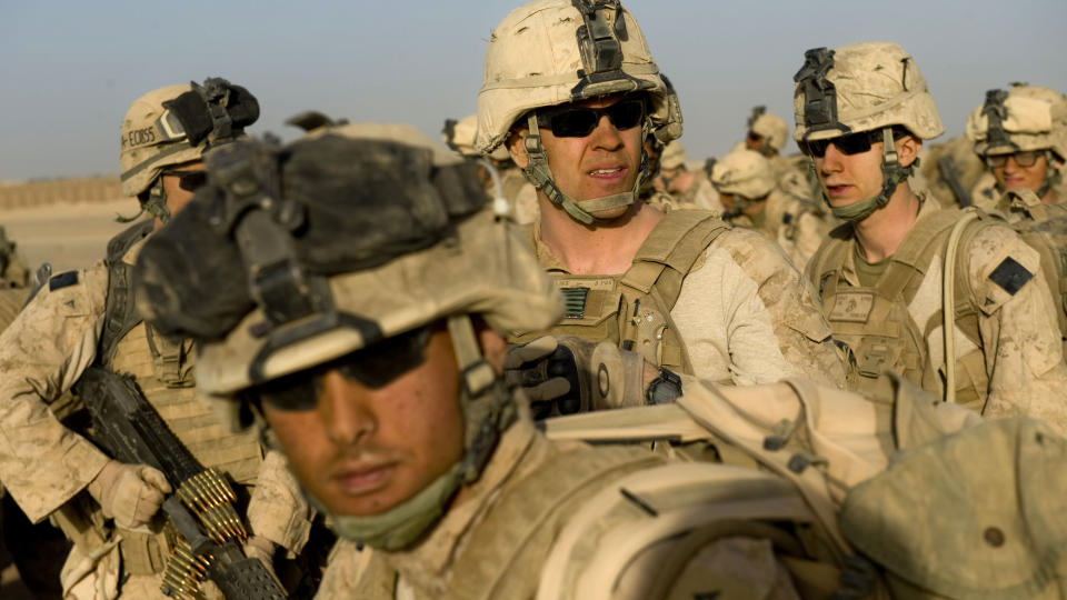 NY OFFENSIV, NY TAKTIKK: Med operasjon Khanjar (Sverdslag) har amerikanerne lovet en ny taktikk for � knuse Taliban og vinne lokalbefolkningen. Disse soldatene tilh�rer andre bataljon i det �ttende marineregiment i USAs andre Marine Expeditionary brigade
Foto: AFP PHOTO/ Manpreet ROMANA/SCANPIX