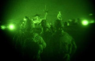 SAMMEN MED AFGHANSKE: Amerikanske marineinfanterister ankommer Camp Bastion i Helmand-provinsen natt til 2.juli. 650 afghanske soldater og politimenn deltar ogs� i milit�roperasjonen. Foto: EPA/US MARINES/SCANPIX