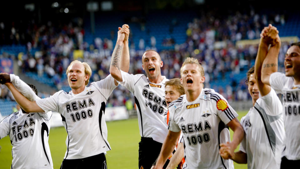SYV STRAKE: RBKs Rade Prica og resten av laget jubler etter 1-2 seieren i eliteseriekampen i fotball mellom V�lerenga og Rosenborg p� Ullevaal stadion i Oslo s�ndag kveld. Rosenborg har syv strake seiere i �rets Tippeliga. 
Foto: Stian Lysberg Solum / SCANPIX .