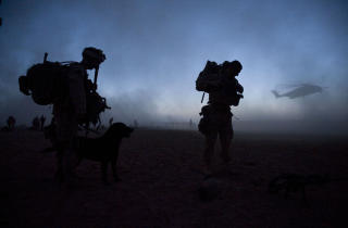 4000 4000 amerikanske marineinfanterister er satt inn i offensiven i Helmand-provinsen. Her venter soldater p� transport fra Camp Dwyer. Foto: AFP PHOTO/  Manpreet ROMANA/SCANPIX