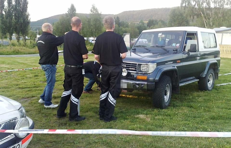 ETTERFORSKNING: Tekniske etterforskere unders�kte i kveld bilen som kj�rte p� den lille jenta. Sj�f�ren skal v�re sv�rt nedbrutt etter ulykken. Foto: TOR AAGE HANSEN