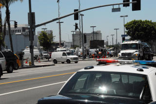 POLITI P� PLASS: Det er ventet enorme mengder mennesker i omr�det rundt Staples Center i dagene som kommer. Minnemarkeringen holdes tirsdag klokken 10, if�lge CNN og andre amerikanske medier. Foto: Geir Barstein