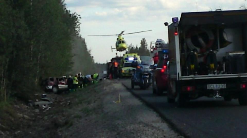 GIKK RUNDT: Minibussen den norske vamilien kj�rte, gikk rundt flere ganger, if�lge politiet. Foto:Expressen