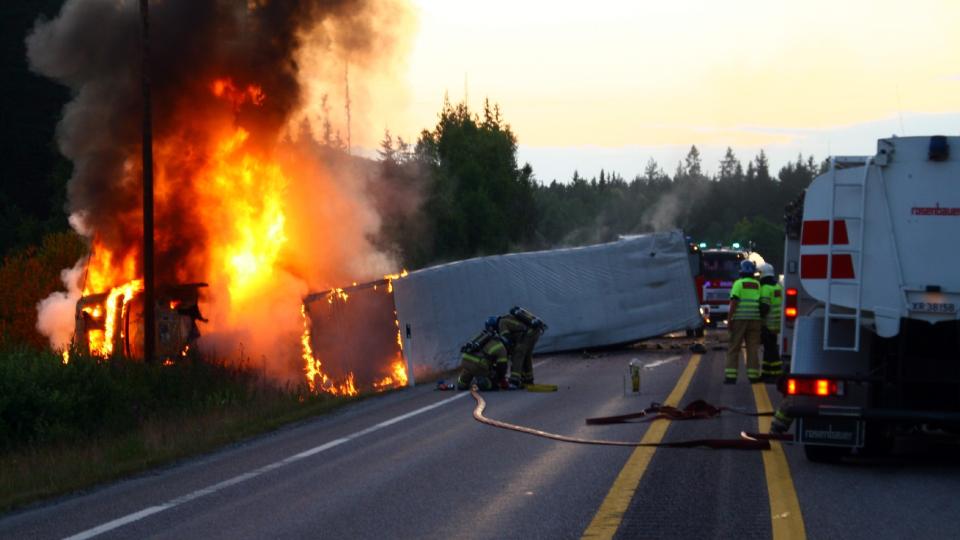 EN OMKOMMET:  En person omkom i en alvorlig ulykke p� E6 p� Dal i Eidsvoll. Foto: Dan �sen  Hansen