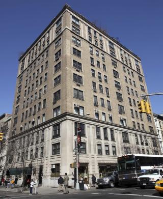 REGISTRET P� KONA:  Toppleiligheten i denne bygningen p� Manhattan i New York ble kj�pt i 1984 og sto i Ruth Madoffs navn. Foto: AP Photo/Mary Altaffer