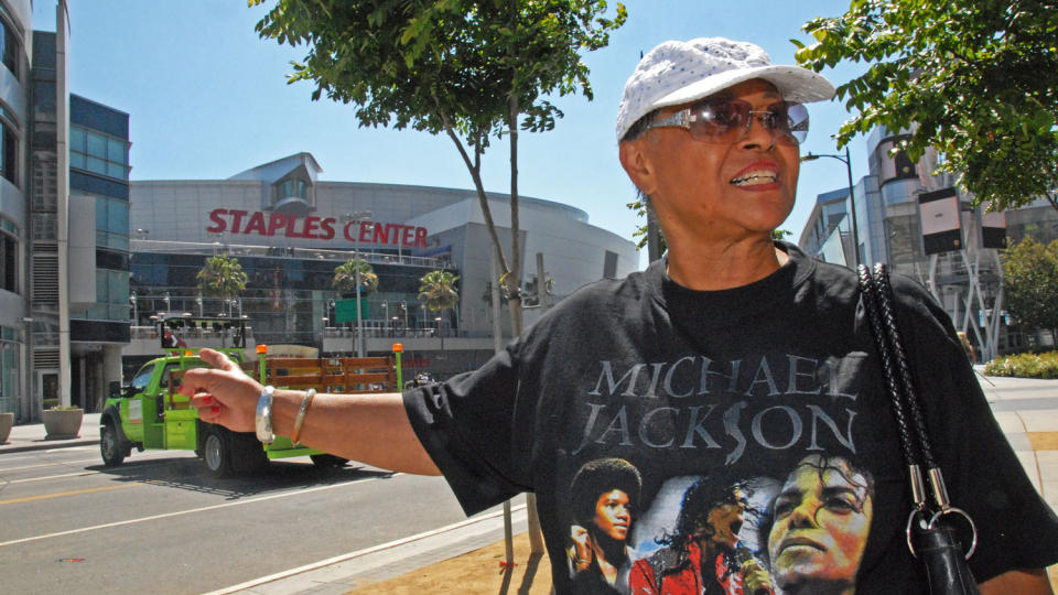 SKUFFET: Michael Jackson-fan Phyllis Browner er ikke forn�yd med at Staples Center i Los Angeles ble valgt til � holde s�rgestunden for popikonet. - Staples er ikke stort nok. Alle... alle vil komme hit, sier Browner til Dagbladet. Foto: GEIR BARSTEIN/DAGBLADET