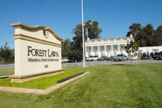 LIGGER HER? Ryktet p�st�r at Michaels lik for �yeblikket ligger p� Forest Lawn Memorial i Hollywood Hills. Mediekaoset, som vist p� bildet under, er komplett. Foto: GEIR BARSTEIN