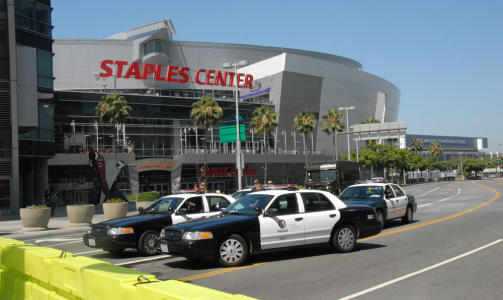 SPERRET: Store sentrumsomr�der rundt Staples Center, Los Angeles, sperres tirsdag av n�r minnestunden for Michael Jackson avholdes klokka 10, lokal tid. Politiet oppfordrer folk uten billett til � holde seg hjemme, av frykt for at hundretusener inntar byen. Foto: GEIR BARSTEIN