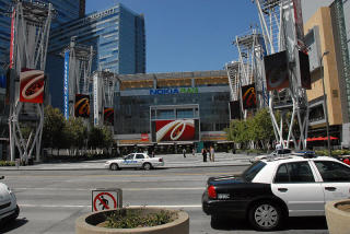 KRINGKASTES: En rekke storskjermer er fra f�r satt opp utenfor Staples Center. Disse kan trolig direkteoverf�re s�rgestunden som finner sted inne i arenaen. Foto: GEIR BARSTEIN
