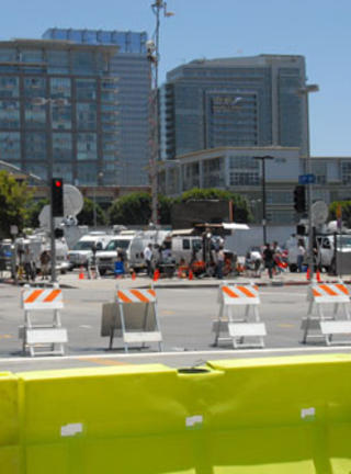 BESATT: Hele omr�det utenfor Staples Center ble fylt opp av presse da de f�rste meldingene om s�rgestunden kom. Foto: GEIR BARSTEIN