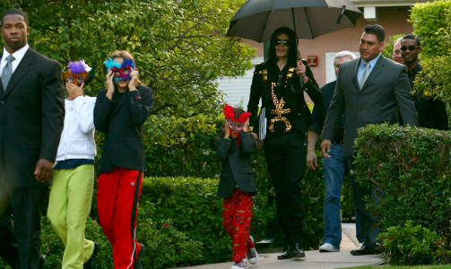 BAK MASKER: Slik er vi vant til � se Michael Jacksons barn. Foto: SCANPIX