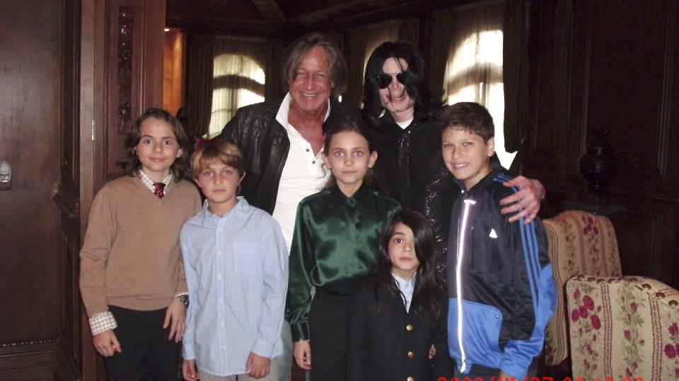 SJELDENT SYN: Michael Jackson (bakerst til h�yre) sammen med barna Michael Joseph Jr. (til venstre), Paris Michael Katherine (i midten) og Prince Michael II (foran i midten). Familiens venn Mohamed Hadid (bakerst til venstre) og de to barna hans er ogs� med. Foto: REUTERS/Mohamed Hadid/Image.net/Handout