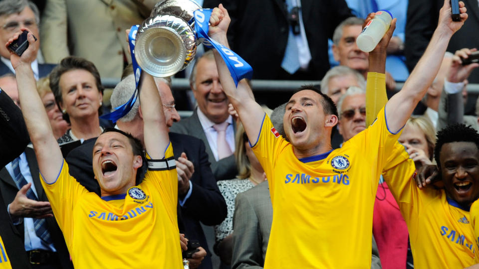 CUPMESTER: If�lge Chelsea er John Terry (t.v) ikke til salgs. Her feirer han og Frank Lampard FA-cupfinaleseieren i mai. Foto: AFP/ADRIAN DENNIS