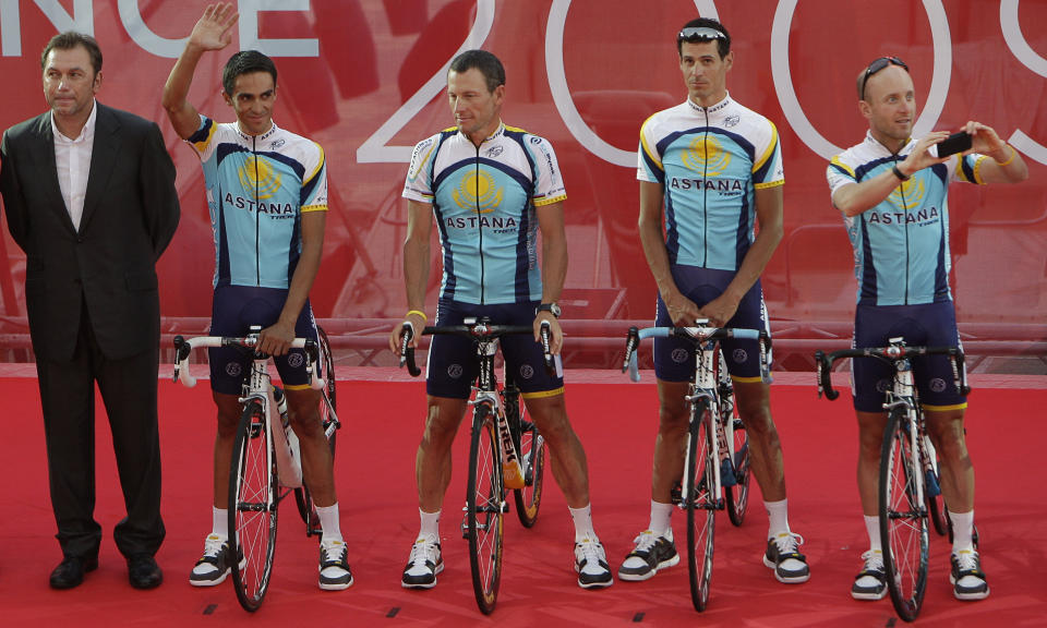 SUPERLAGET: Astana med sportsdirekt�r Johan Bruyneel, Alberto Contador, Lance Armstrong, Andreas Kl�den og Levi Leipheimer. Fire ryttere som alle har erfaring fra pallen i Tour de France. Levi Leipheimer tar bilde av folkemassene.Foto: SCANPIX/AP Photo/Bas Czerwinski