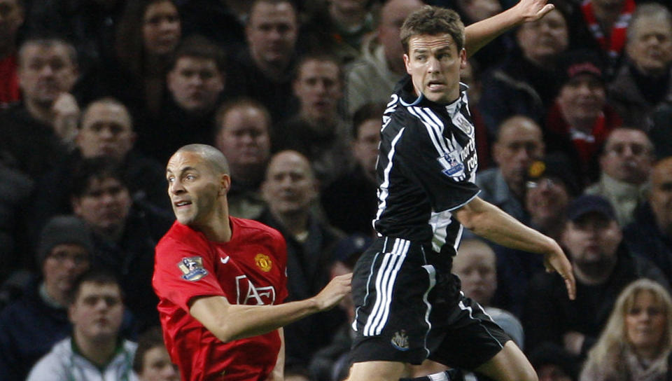 P� VEI TIL UNITED: Her er Michael Owen i duell med Uniteds Rio Ferdinand i vinter. Owen kan bli sommerens overraskelse p� Old Trafford. Foto: REUTERS/Phil Noble