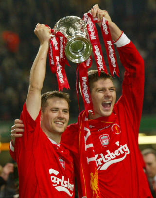 SENKET UNITED: Michael Owen (t.v) scoret mot United i ligacupfinalen i 2003. Foto: REUTERS/Jeff J Mitchell