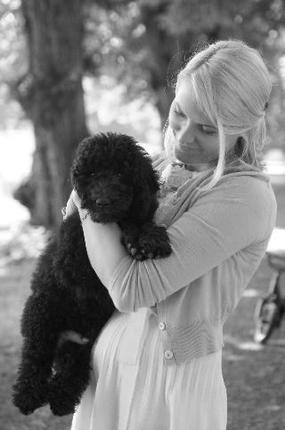 KJÆLEDEGGE:
Kronprinsesse Mette-Marit med hunden Milly Kakao i parken på Bygdøy Kongsgård.
Foto: Veronica Melå / Det Kongelige Norske Hoff / SCANPIX KJÆLEDEGGE:
Kronprinsesse Mette-Marit med hunden Milly Kakao i parken på Bygdøy Kongsgård.
Foto: Veronica Melå / Det Kongelige Norske Hoff / SCANPIX