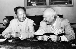 LIKTE � SKRIVE DIKT: Formann Mao  for�rsaket ikke bare at mange millioner mennesker d�de under Kulturrevolusjonen. Han var ogs� lyriker. Her sammen med Sovjets Nikita Khrusjtsjov i 1958. Foto: AFP PHOTO/XINHUA/SCANPIX