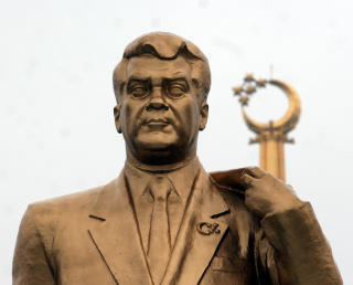 PERSONKULTUS: Niyazov dannet en personkultus rundt presidentskapet sitt, og figurerte p� alt fra vodkaflasker til urskiver. Her er en gullstatue av den tidligere presidenten i hovedstaden. Foto: PAP Photo/Burhan Ozbilici/SCANPIX