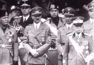 DESPOTER: Og forfattere. Fra venstre: Benito Mussolini og Adolf Hitler.  Foto: REUTERS TELEVISION/SCANPIX