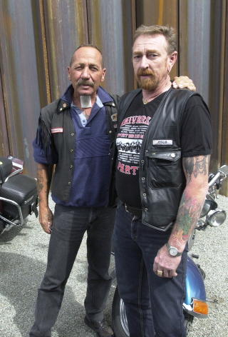 LEGENDE: Sonny Barger (t.v.) er en legende innenfor Hells Angels i USA. Han bes�kte Norge i forbindelse med lanseringen av sin selvbiografi i 2001. I morgen arrangeres det HA-sommerfest i Skien, og utenlandske HA-medlemmer ventes � komme. Her poserer Barger sammen med et ukjent HA-medlem. Foto: Tom Martinsen/Dagbladet