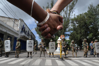 ST�TTER ZELAYA: Her g�r to av hans st�ttespillere i protestdemonstrasjon i Tegucigalpa. Foto: AFP/Jose CABEZAS