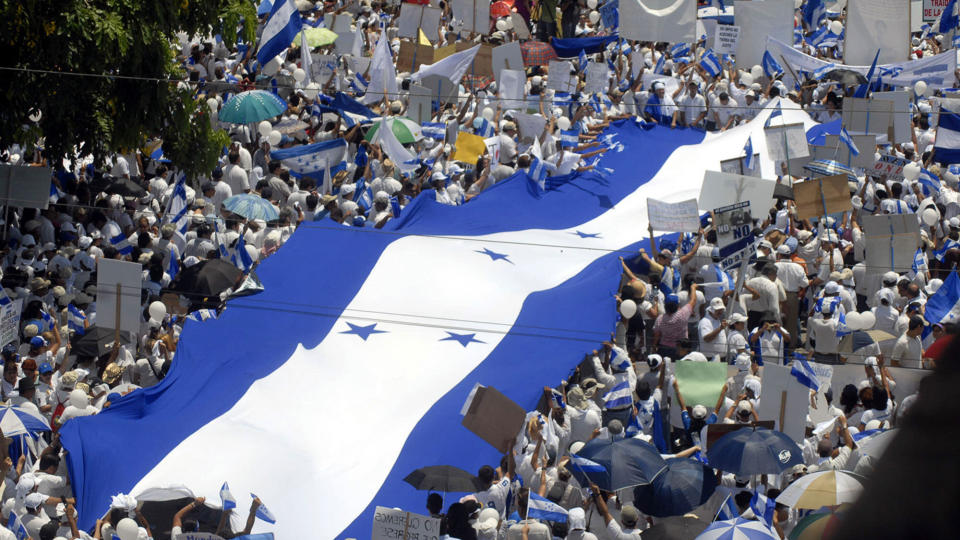 ST�TTER MILIT�RKUPPET: Motstandere av Honduras' avsatte president samlet seg til demonstrasjon i San Pedro Sula i g�r. De som sto bak kuppet lover at  Manuel Zelaya aldri vil komme tilbake til makta, til tross for �kende internasjonalt press. Foto: AFP/ALEXANDER MARTINEZ