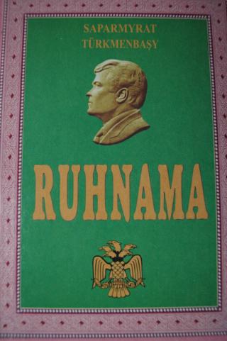 OVERSATT: Den avd�de diktatoren Saparmurat Niyazovs bok �Ruhnama� er blant de f� b�kene i skoleverket i Turkmenistan, og har blitt utgitt p� over 40 spr�k.