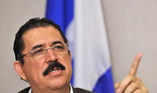 LOVER � KOMME TILBAKE: Honduras' avsatte president Manuel Zelaya. Foto: EPA/ALEJANDRO BOLIVAR