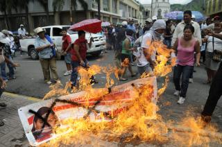 AMPERT: Ingen har hittil blitt drept i oppt�yene i Honduras, men erkebiskopen i Tegucigalpa advarer president Zelaya om et mulig blodbad. Foto:  EPA/ROBERTO ESCOBAR/Scanpix