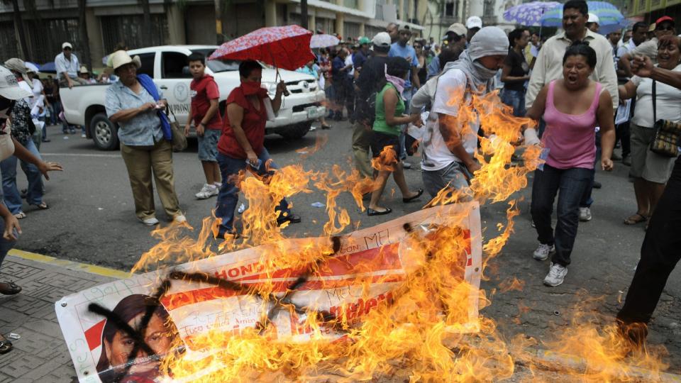 OVERGREP: Her st�ttespillere av den avsatte presidenten Manuel Zelaya i demonstrasjoner tidligere i juli.  EPA/ROBERTO ESCOBAR