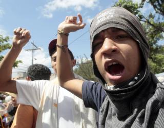 PROTESTERER: Tilhengere av president Zelaya marsjerer i gatene. Foto: REUTERS/Henry Romero/Scanpix