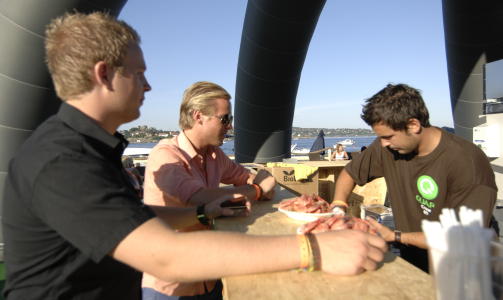REKER OG SOL: Bartender Dennis serverer reker til August og Steffen. Foto: Torgrim Øyre. REKER OG SOL: Bartender Dennis serverer reker til August og Steffen. Foto: Torgrim Øyre.