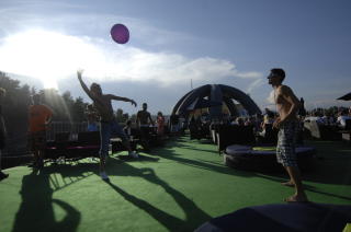 FYSISK FOSTRING: Den gigantiske barlekteren er et populært innslag blant festivalengjengerne. Foto: Torgrim Øyre. FYSISK FOSTRING: Den gigantiske barlekteren er et populært innslag blant festivalengjengerne. Foto: Torgrim Øyre.