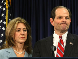 KRITISERTE GUVERN�R: Letterman krevde tidligere New York-guvern�rs Eliot Spitzers avgang, da det i fjor ble klart at han l� med prostituerte. Inntil videre ser det ut til at Letterman fortsatt sitter trygt i programlederjobben etter egne sidesprang. Foto:     AFP PHOTO/Timothy A. CLARY/Scanpix