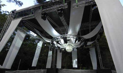 SKOGSDISCO: I Salamanderparken har Quart bygget en gigantisk nattklubb for de som vil danse seg inn i natten. Foto: Torgrim Øyre. SKOGSDISCO: I Salamanderparken har Quart bygget en gigantisk nattklubb for de som vil danse seg inn i natten. Foto: Torgrim Øyre.