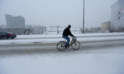 FRA SOL TIL SN�: Fra varmerekord i S�r-Norge til kuling, sn� og sludd i nord. Dette fotoet er fra Oslo i april, da sn�en overraskende kom tilbake. Selv om temperaturene skal synke drastisk i neste uke, er det neppe fare for glatte veier i hovedstaden denne gangen. Foto: Stian Lysberg Solum / SCANPIX