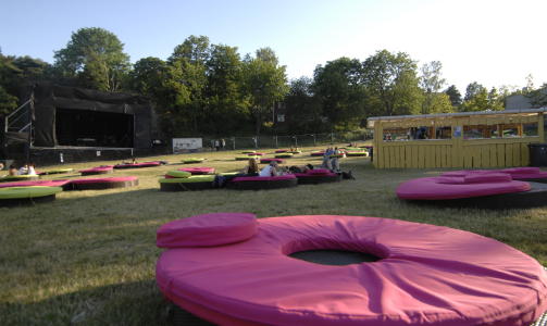 KOMFORT I HØYSETET: Det er lagt ned mye resurser på at folk skal ha det komfortabelt under Quart. Her er møblementet ved Beach-scenen. Foto: Torgrim Øyre. KOMFORT I HØYSETET: Det er lagt ned mye resurser på at folk skal ha det komfortabelt under Quart. Her er møblementet ved Beach-scenen. Foto: Torgrim Øyre.