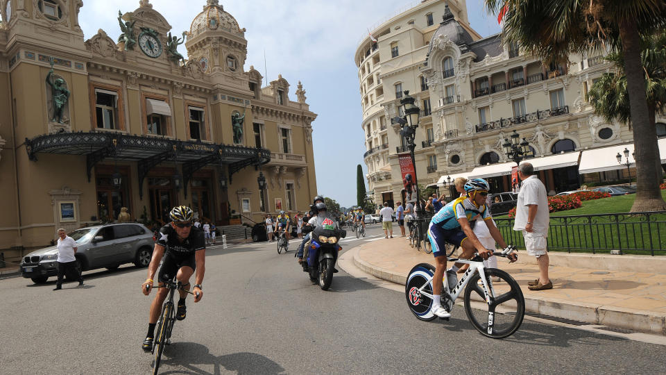 TOUR-KJEMPENE: Lance Armstrong har sju seire og Alberto Contador vant for to �r siden. Her under dagens trenings�kt i Monaco. Foto: AFP