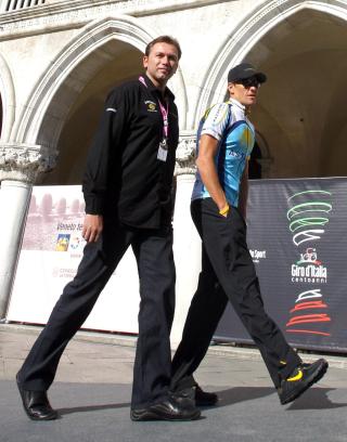 SJEFEN: Johan Bruyneel har bestemt at Lance Armstrong bare skal v�re hjelperytter i �r. Foto: REUTERS
