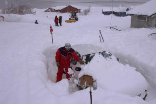 VIL IKKE BLI LIGGENDE: Sn�en som vil falle i h�yden i Finnmark vil ikke bli liggende s�rlig lenge tror meteorologen, slik som tilfellet var da store sn�mengder gjorde at bygda Fors�l ble isolert vinteren 2000.
Foto: Gorm Kallestad/SCANPIX