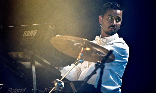 LAGDE LIV: Svein Berge i R�yksopp s�rget for kanonstemning i det trange festivalteltet. Foto: CLAUDIO BRESCIANI/SCANPIX